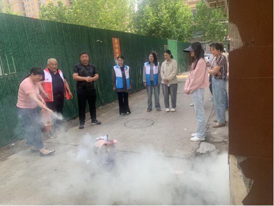 j9九游会真人第一品牌鹿城镇成功社区工会展开灭火器利用办法及应急处理才能提拔主题(图3)