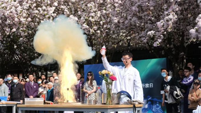 j9九游会真人第一品牌中宏网：珍藏上百具灭火器 这位天津大学门生要做最“硬核”科(图1)