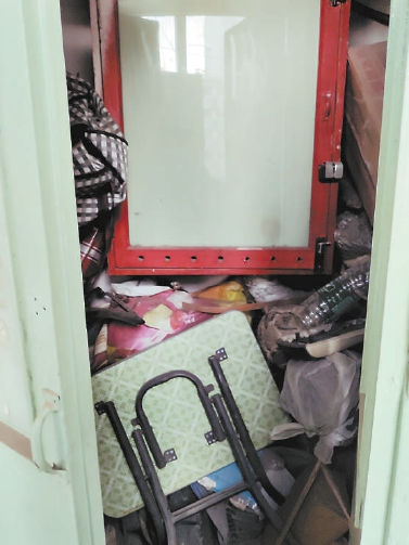 九游娱乐消火栓间堆杂物灭火器压力不敷遇不测这些消防设备怎敢用(图1)