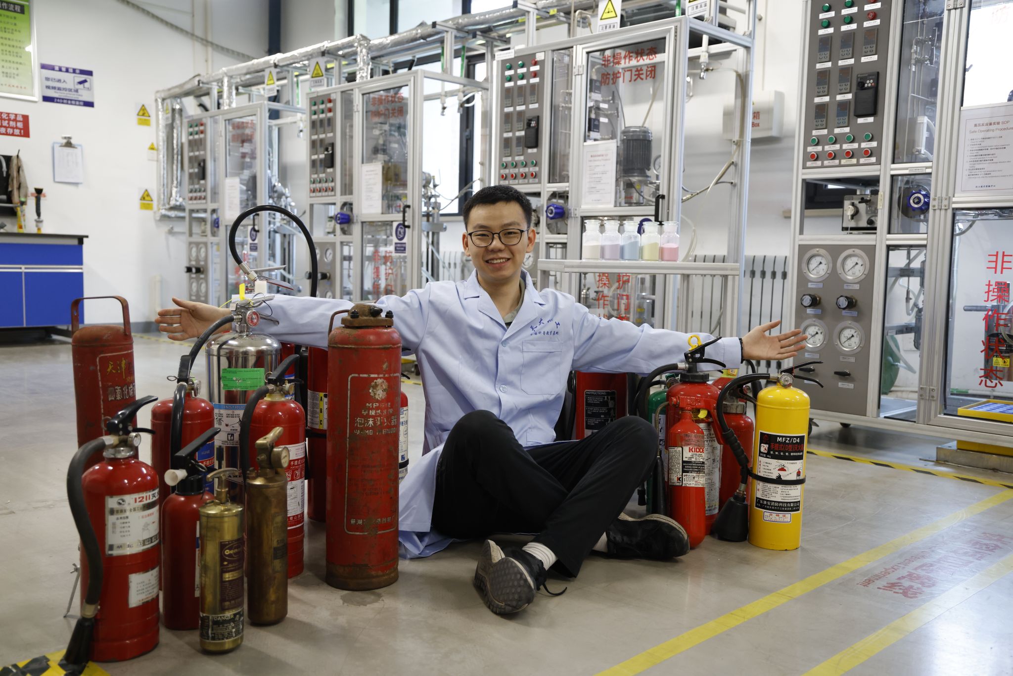 九游会(J9)-真人游戏第一品牌珍藏上百具灭火器 这位天大门生要做最“硬核”科普(图1)