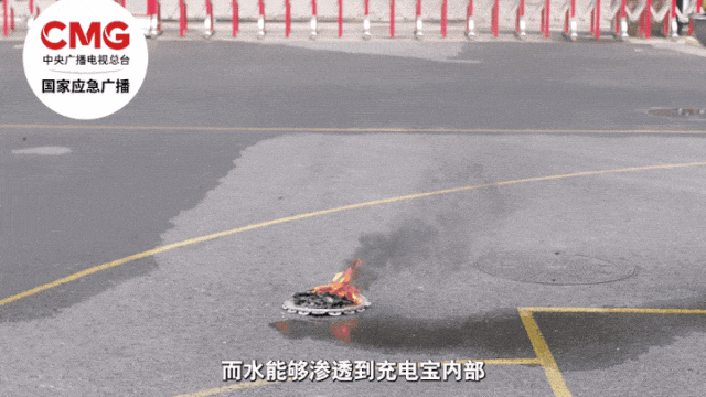 j9九游会真人第一品牌“水水水！”飞翔中充电宝冒烟搭客接力递水灭火(图4)