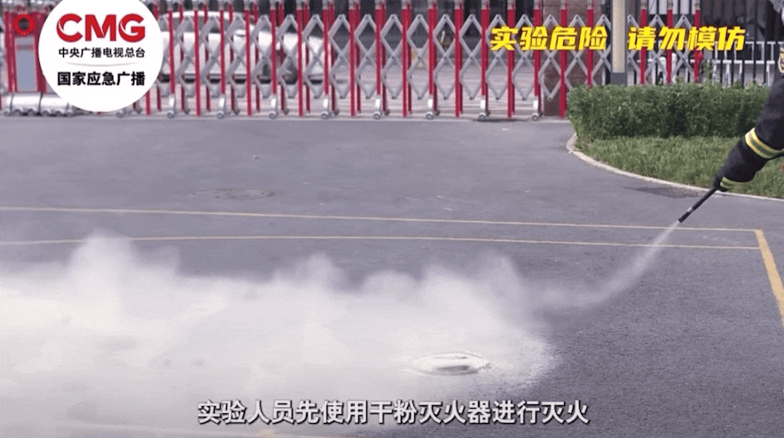 j9九游会真人第一品牌“水水水！”飞翔中充电宝冒烟搭客接力递水灭火(图3)
